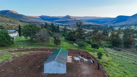 Whytebank Chase homestead and stables in the Mankazana Valley